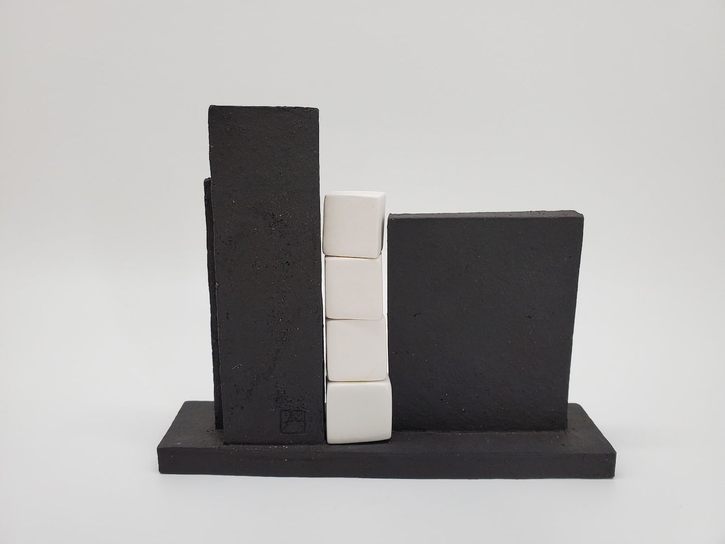 Sculpture en plaques de grès noir et cubes de porcelaine