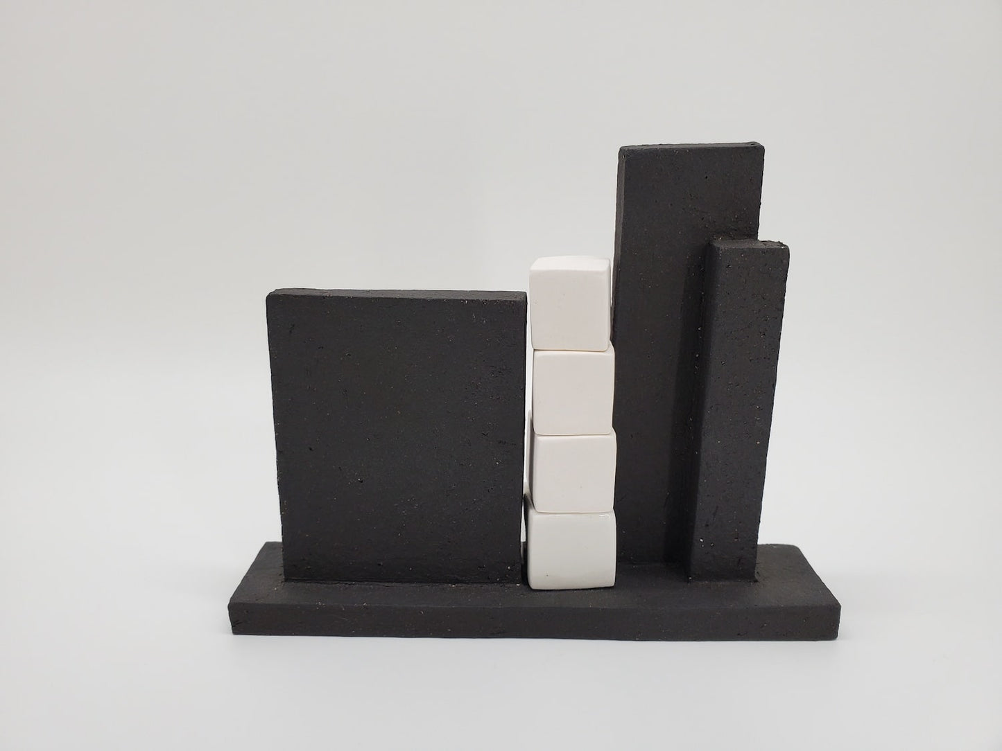 Sculpture en plaques de grès noir et cubes de porcelaine