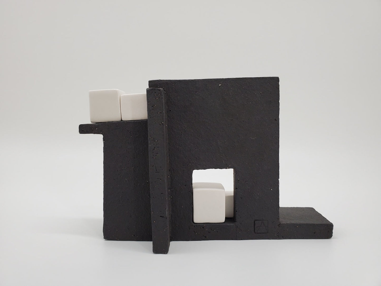 Sculpture en plaques de grès noir et cubes de porcelaine